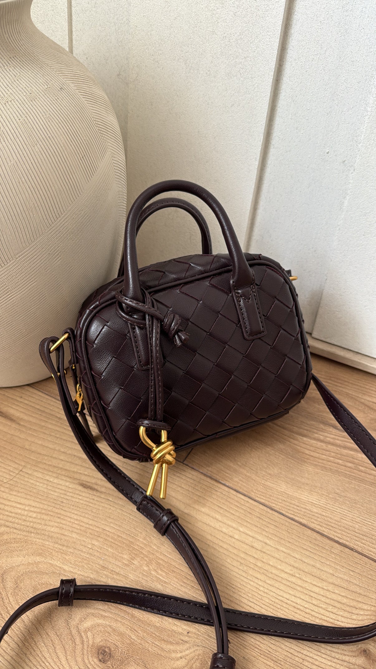 Twisted handbag [maroon/gold]
